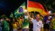 Brasilianische und deutsche Fans feiern (Foto: REUTERS/Arnd Wiegmann) Brasilianische und deutsche Fans feiern (Foto: REUTERS/Arnd Wiegmann)
