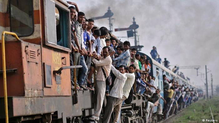 Abarrotado tren de pasajeros en India