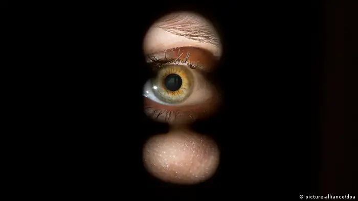 Symbolbild Spionage Schlüsselloch Auge