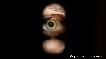 Symbolbild Spionage Schlüsselloch Auge