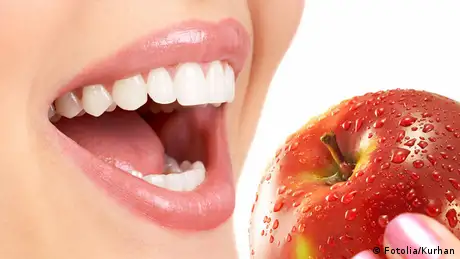 Gesundheit Ernährung Frau ißt Apfel