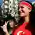 Frau mit Türkei-T-Shirt und Türkei-Stirnband (Foto: dpa)