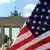 Die US-Fahne vor dem Brandenburger Tor (Foto: dpa)