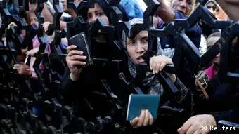 Palästinenser versuchen von Gaza nach Ägypten zu kommen 10.7.2014