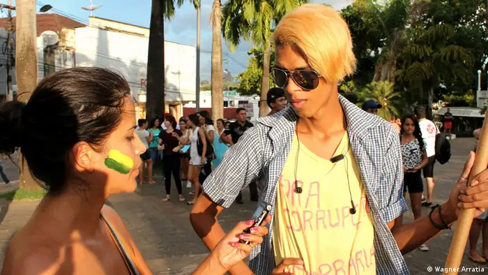 Teilnehmerin Janeth Lozada aus Ecuador interviewt einen Demonstranten in Rio Branco (Foto: Wagner Arratia).