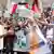 Demonstranten mit palästinensischen Flaggen verbrennen eine israelische Flagge (Foto: Reuters)