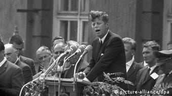 John F. Kennedy Rede am 26.06.1963 vor dem Rathaus Schöneberg c: picture-alliance/dp