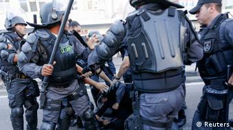 Polizei geht gegen Demonstrant vor. (Foto: REUTERS/Marco Bello)