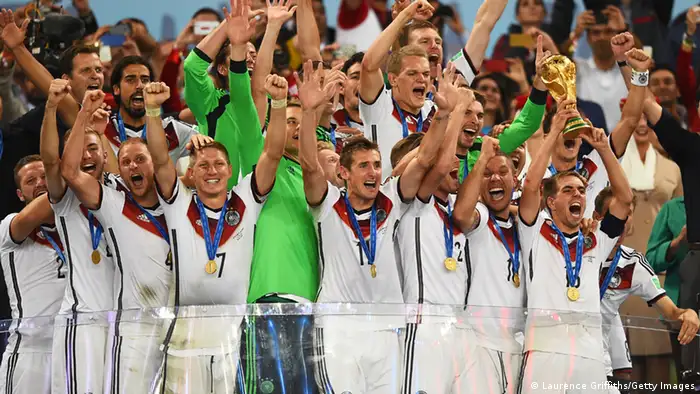 Fußball WM 2014 Deutschland gegen Argentinien National Team Pokal Fußballmannchschaft Jubel