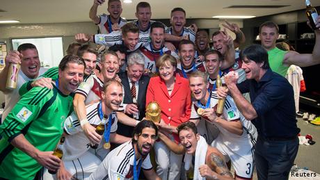 Fußball WM 2014 Brasilien Deutsche Fußballnationalmannschaft mit Angela Merkel und Joachim Gauck 