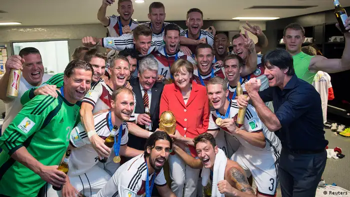 Fußball WM 2014 Brasilien Deutsche Fußballnationalmannschaft mit Angela Merkel und Joachim Gauck