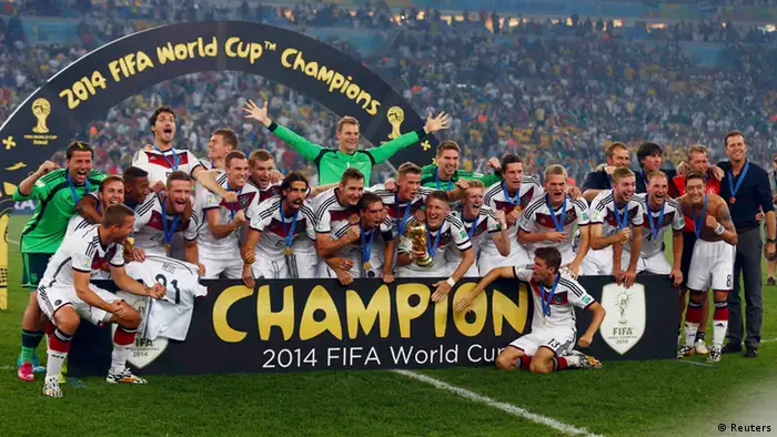 Fußball WM 2014 Brasilien Deutsche Fußballnationalmannschaft Jubel Pokal