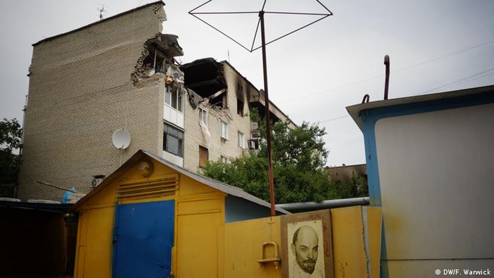 Руйнування у сусідній із Донецьком Мар'їнці