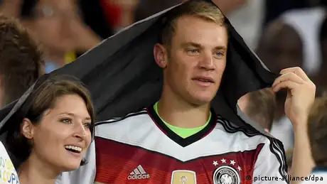 Fußball WM 2014 Fußballspieler Feier Manuel Neuer und Kathrin Gilch