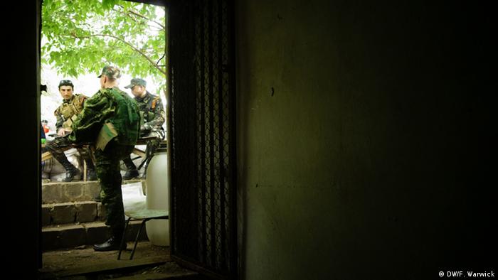 Prorussische Separatisten an einem Bunker (Foto: DW)