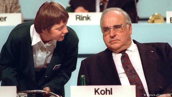 Angela Merkel und Helmut Kohl beim CDU-Parteitag 1991(Foto: dpa)