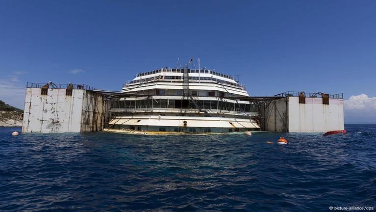 A sinistra última viagem do Costa Concordia filmada por um drone - Giz  Brasil