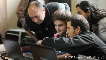 Trainer Roberto Herrscher (left) works with workshop participants (photo: DW Akademie/Rodrigo Villarzú).