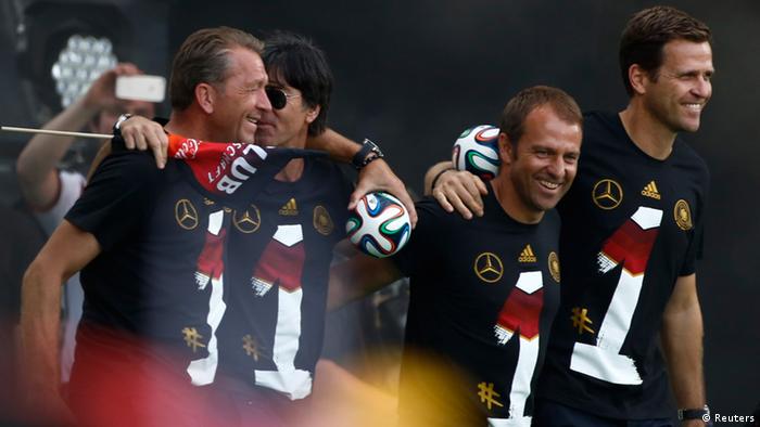 Campioni mondiali în 2014, în Brazilia: (de la stânga la dreapta) antrenorul de portari Andreas Köpke, antrenorul principal Joachim Löw, asistentul său Hansi Flick și managerul Oliver Bierhoff 