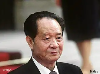 Hu Yaobang Der Vorsitzende der Kommunistischen Partei Chinas, Hu Yaobang, am 16. Juni 1986 in Paris. dpa