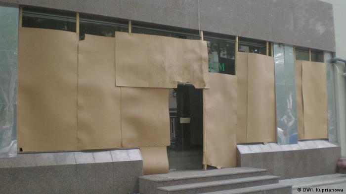 Закриті вітрини донецького магазина