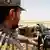 Ein saudischer Grenzsoldaten an eine Maschinengewehr (Foto: Reuters)