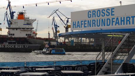 Hamburger Hafen mit Schild Große Hafenrundfahrt