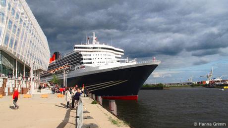 Bild von dem Kreuzfahrtschiff Queen Mary im Hamburger Hafen
