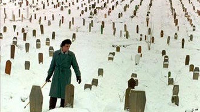 Građanin Sarajeva na groblju na kojem su sahranjena oba njegova sina (29.12.1995.), ubijena 1992 - na početku opsade Sarajeva koja je trajala skoro 4 godine