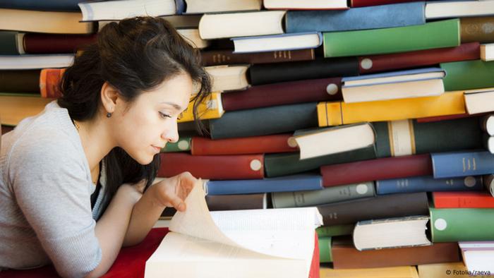 Frau in Bibliothek (Foto: Fotolia)