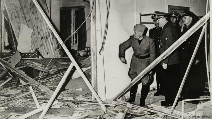 Hitler und Mussolini begutachten den zerstörten Raum in der Wolfsschanze (picture-alliance)