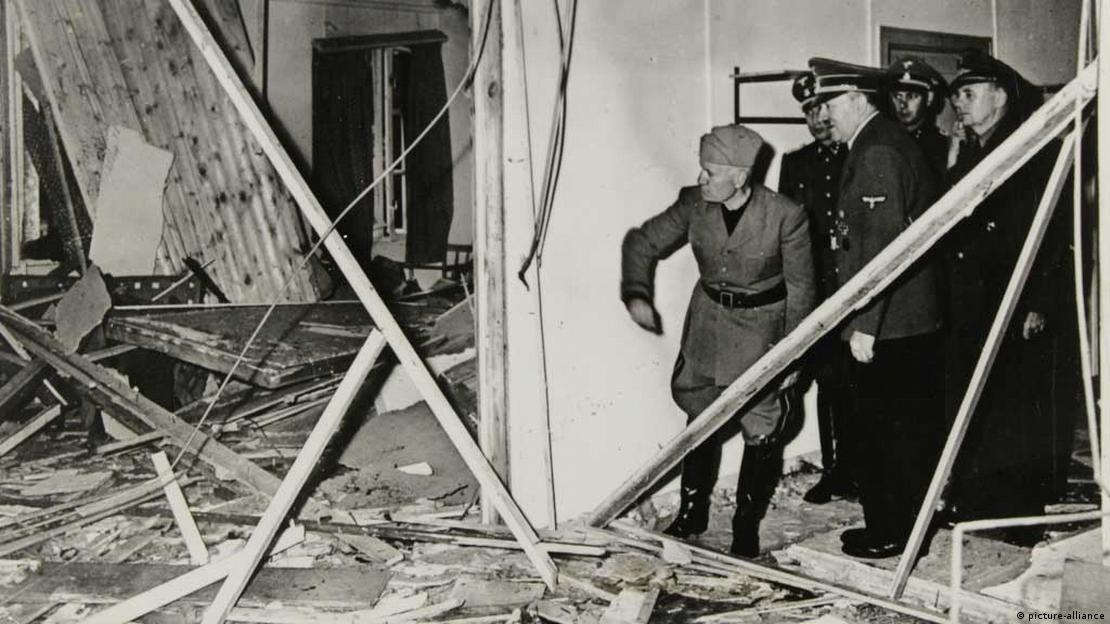 Hitler pokazuje italijanskom diktatoru Mussoliniju štetu nastalu eksplozijom u baraci za konferencije