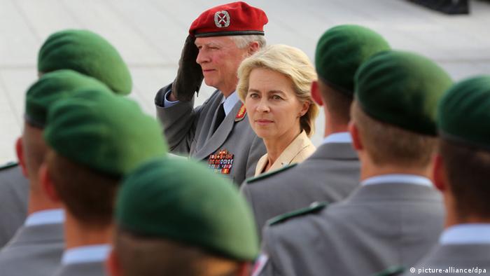 Verteidigungsministerin Ursula von der Leyen und der Generalinspekteur der Bundeswehr Volker Wieker schreiten am 20.07.2014 die zum Gelöbnis angetretenen Soldaten ab. (Foto: Wolfgang Kumm/dpa)