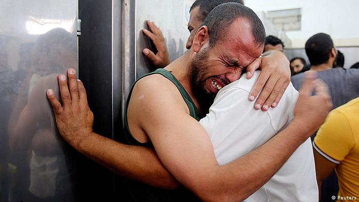 Palästinenser trauern um getötete Angehörige (Foto: REUTERS/Ibraheem Abu Mustafa)