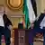رئيس السلطة الفلسطينية محمود عباس (على اليمين) مع المسؤول في حماس خالد مشعل (أرشيف)