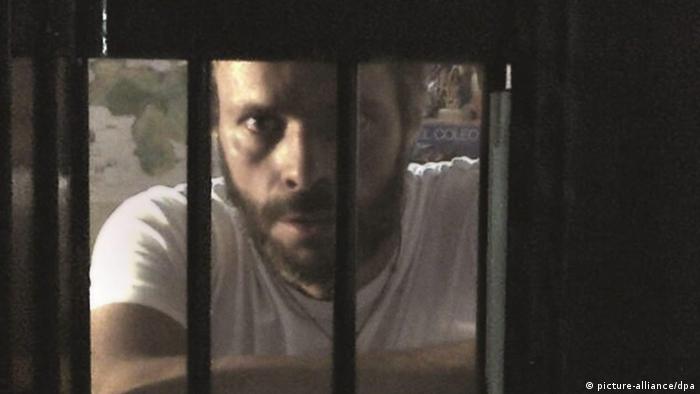 Der inhaftierte Oppositionspolitiker Leopoldo Lopez blickt durch Gitterstäbe (Foto: dpa)