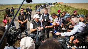 Michael Bociurkiw bei der Inspektionsarbeit von MH17 in der Ukraine