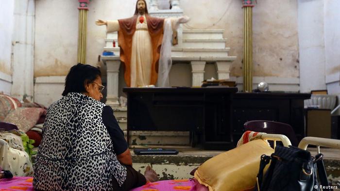 Irakische Christin in einer Kirche in Mossul (Foto: Reuters)