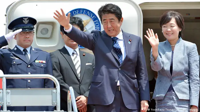 Japan Preminierminister Shinzo Abe bei der Abreise 25.7.2014