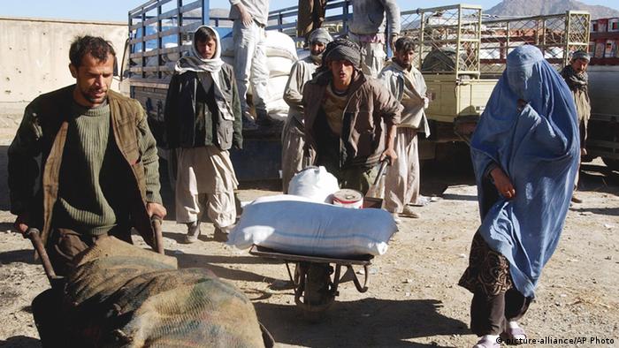 أرشيف: أفغان يتلقون مساعدات إنسانية ألمانية (كابول 2005)