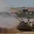 Ein israelischer Panzer feuert (Foto: Andrew Burton/Getty Images)