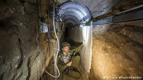 Israeli soldier in a tunnel (Foto: picture alliance/landov)