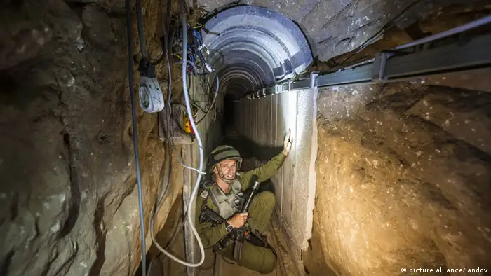Israelischer Soldat im Tunnel (Foto: picture alliance/landov)
