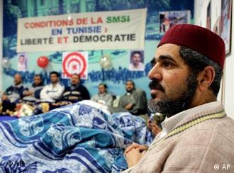 معارضون للنظام التونسي يضربون عن الطعام