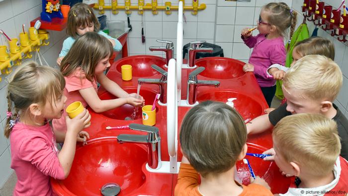 In einem Kindergarten putzen sich Kinder die Zähne