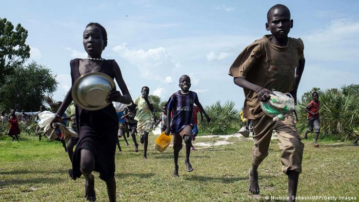 Kinder laufen zu einer Essensausgabe (Foto: Nichole Sobecki/AFP/Getty Images)