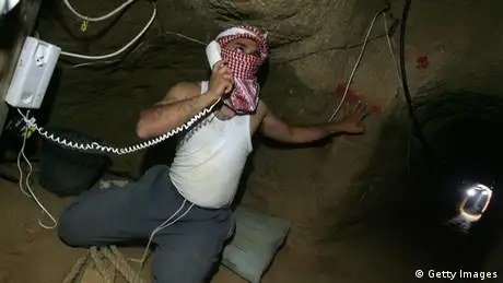 Man using a phone in a tunnel (Foto: Getty Images)