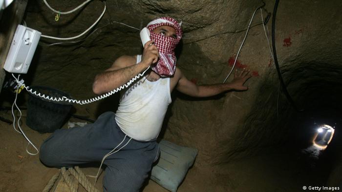 Mann Telefoniert im Tunnel (Foto: Getty Images)