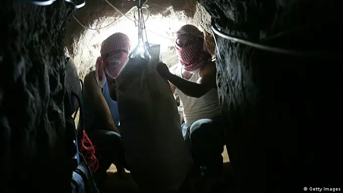 Zwei Männer hocken im Tunnel (Foto: Getty Images)