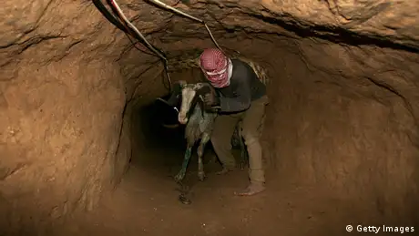 Mann mit Ziege im Tunnel (Foto: Getty Images)